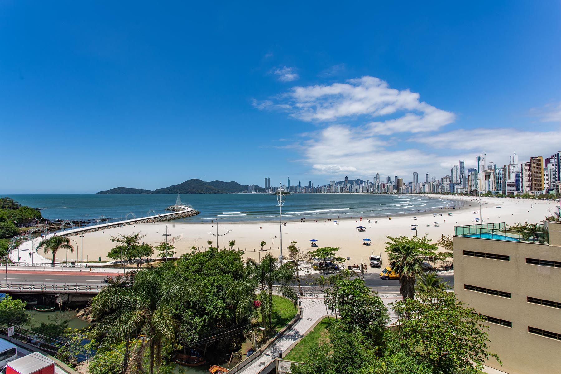 Apartamento DIFERENCIADO com sacada de frente para o mar de Balneário Camboriú, finamente mobiliado, decorado e climatizado.