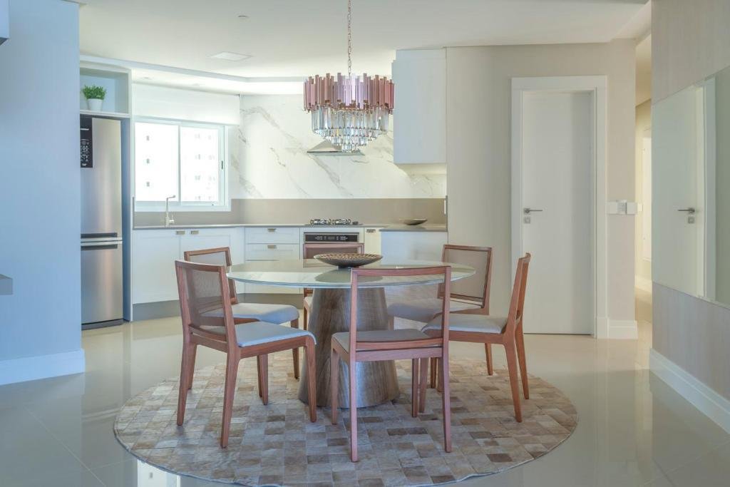 Apartamento DIFERENCIADO com sacada de frente para o mar de Balneário Camboriú, finamente mobiliado, decorado e climatizado.