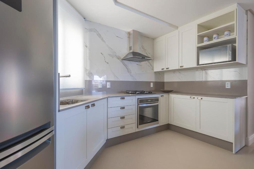 Apartamento DIFERENCIADO com sacada de frente para o mar de Balneário Camboriú, finamente mobiliado, decorado e climatizado.