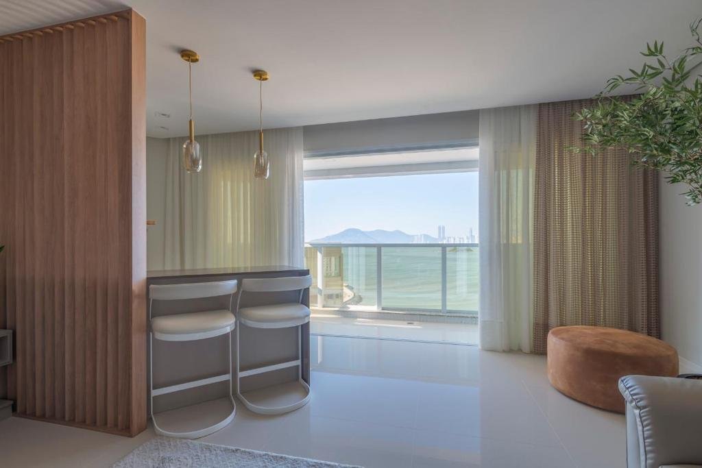 Apartamento DIFERENCIADO com sacada de frente para o mar de Balneário Camboriú, finamente mobiliado, decorado e climatizado.