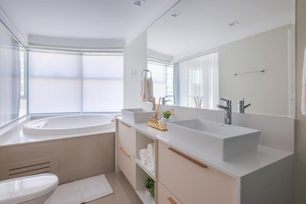 Apartamento DIFERENCIADO com sacada de frente para o mar de Balneário Camboriú, finamente mobiliado, decorado e climatizado.