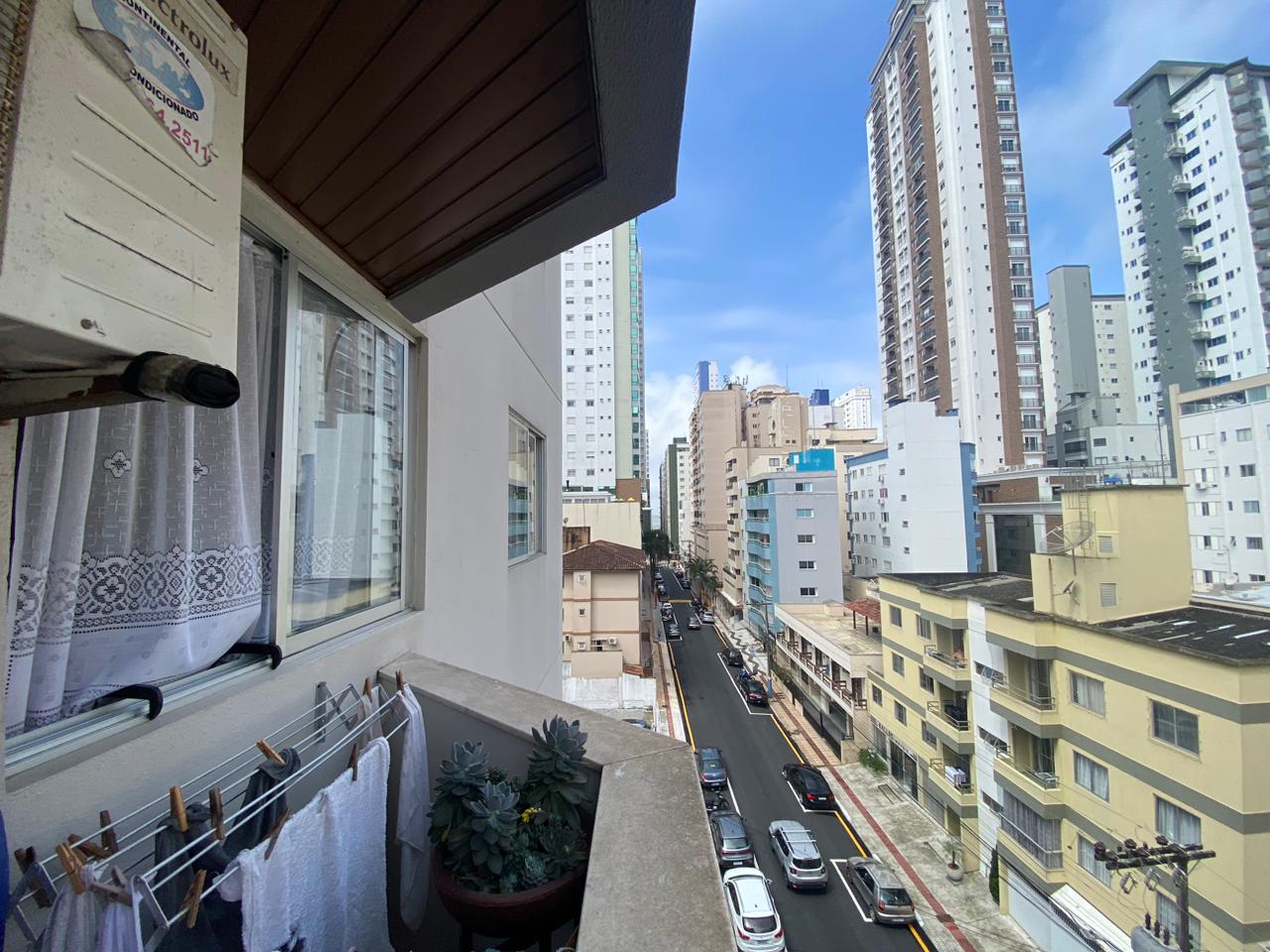 APARTAMENTO A VENDA PARA INVESTIR COM SACADA COM CHURRASQUEIRA EM RUA RETA AO MAR