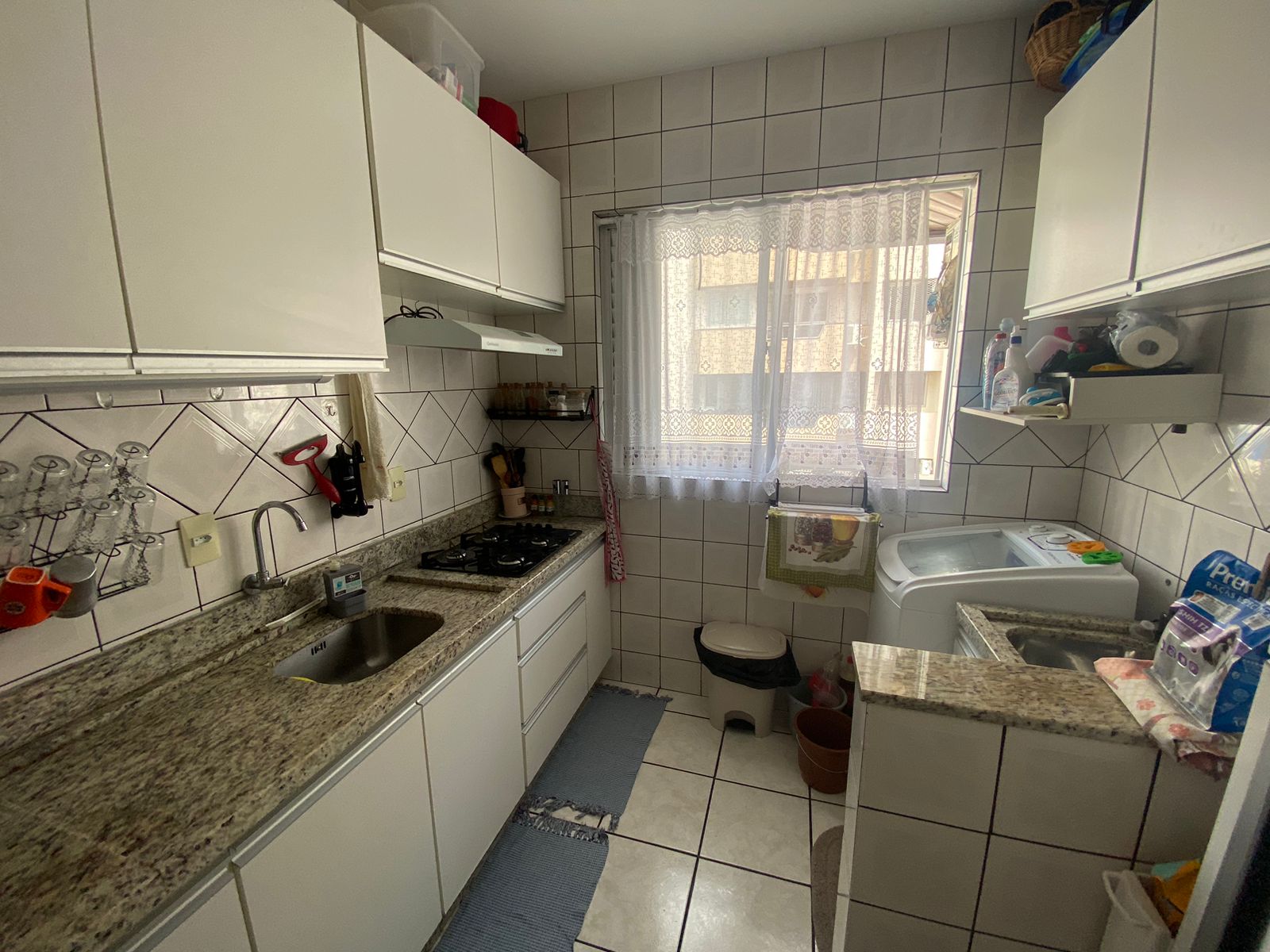 APARTAMENTO A VENDA PARA INVESTIR COM SACADA COM CHURRASQUEIRA EM RUA RETA AO MAR