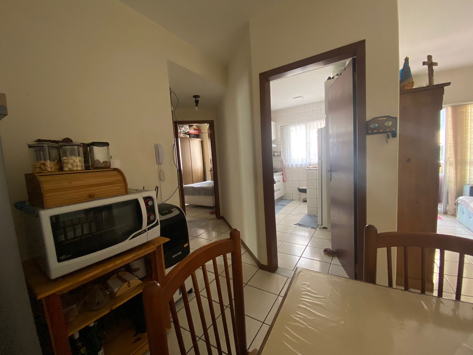 APARTAMENTO A VENDA PARA INVESTIR COM SACADA COM CHURRASQUEIRA EM RUA RETA AO MAR