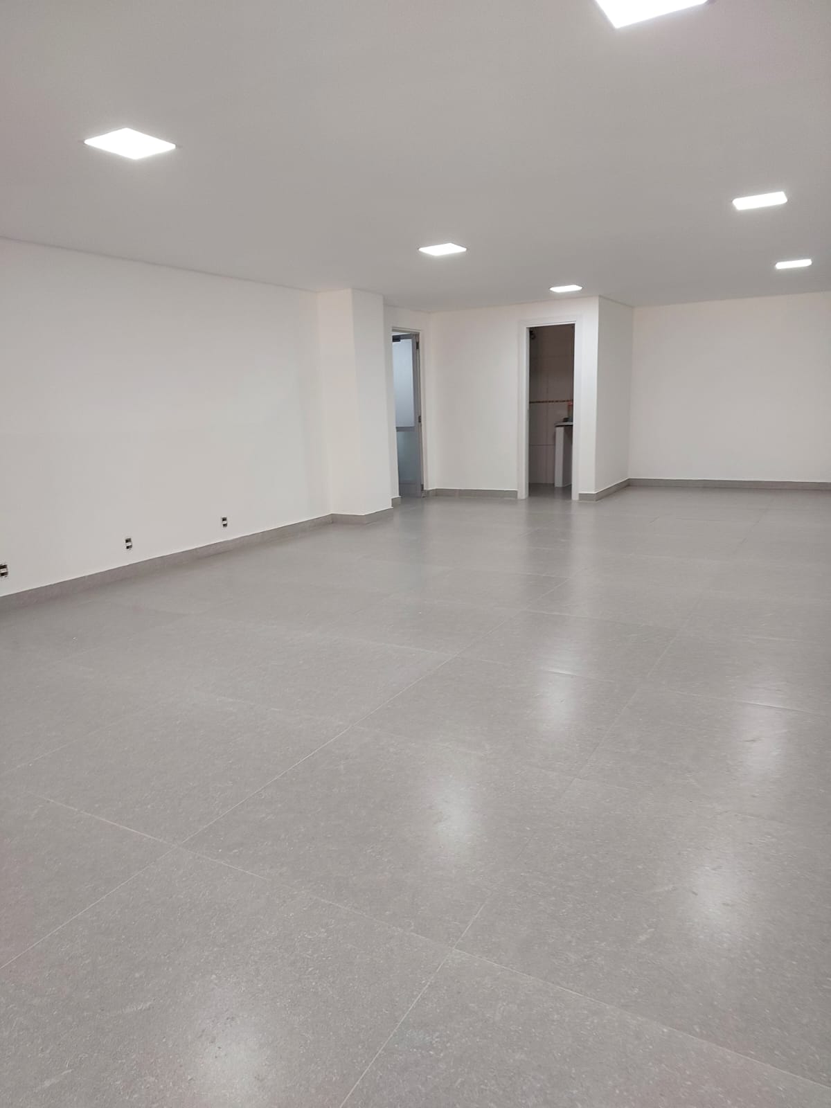 SALA COMERCIAL NO CENTRO DE BC PARA LOCAÇÃO ANUAL