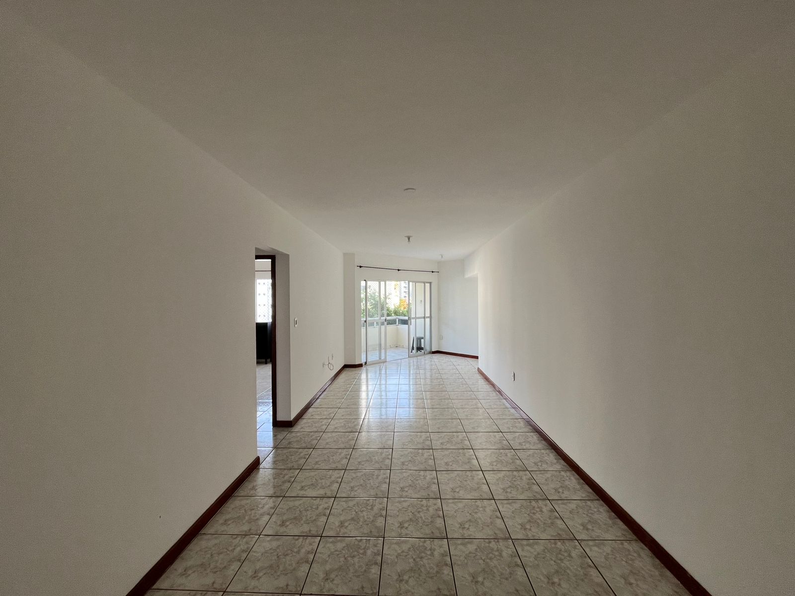 APARTAMENTO DE FRENTE PARA A AVENIDA CENTRAL A VENDA