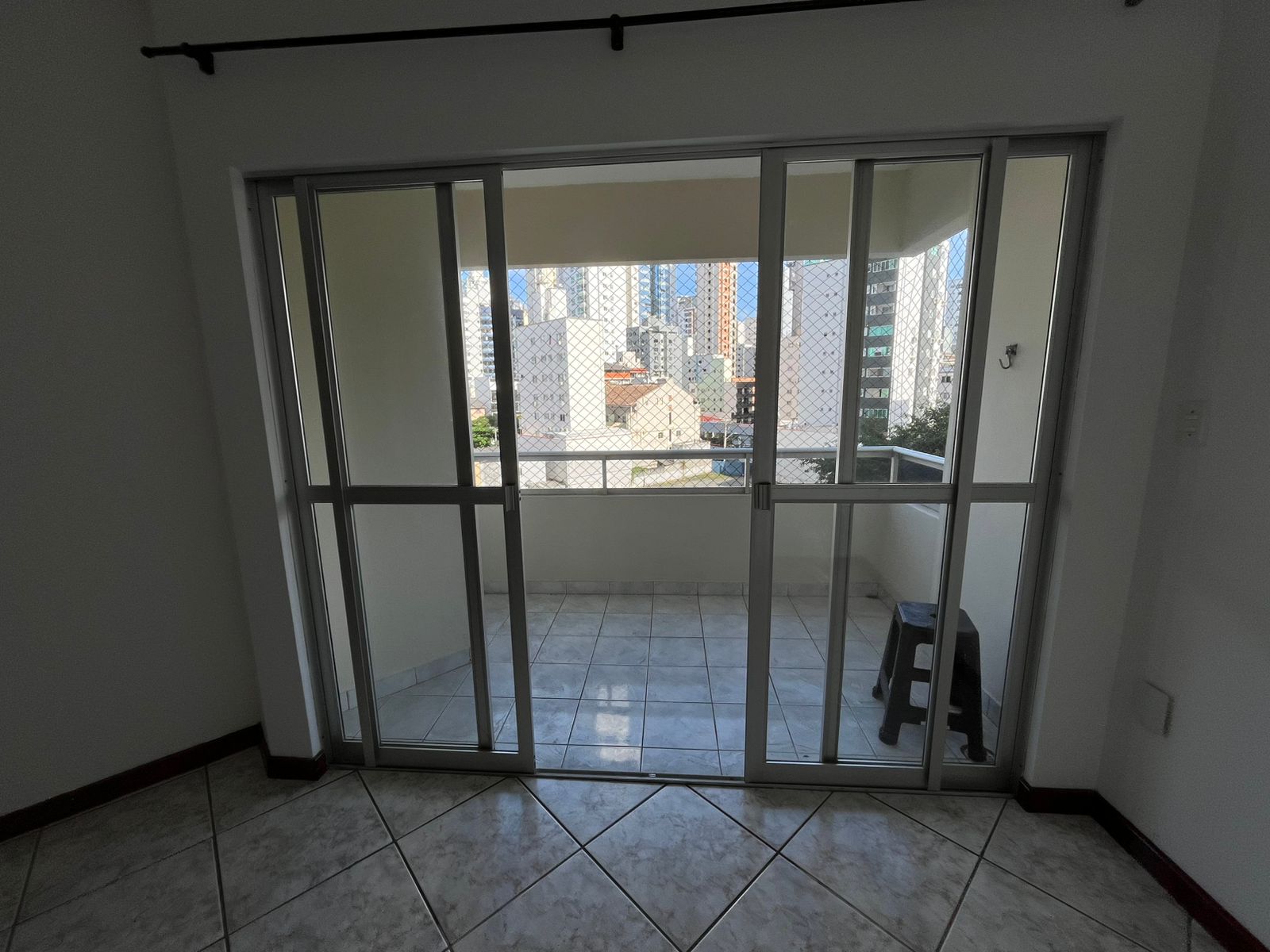 APARTAMENTO DE FRENTE PARA A AVENIDA CENTRAL A VENDA