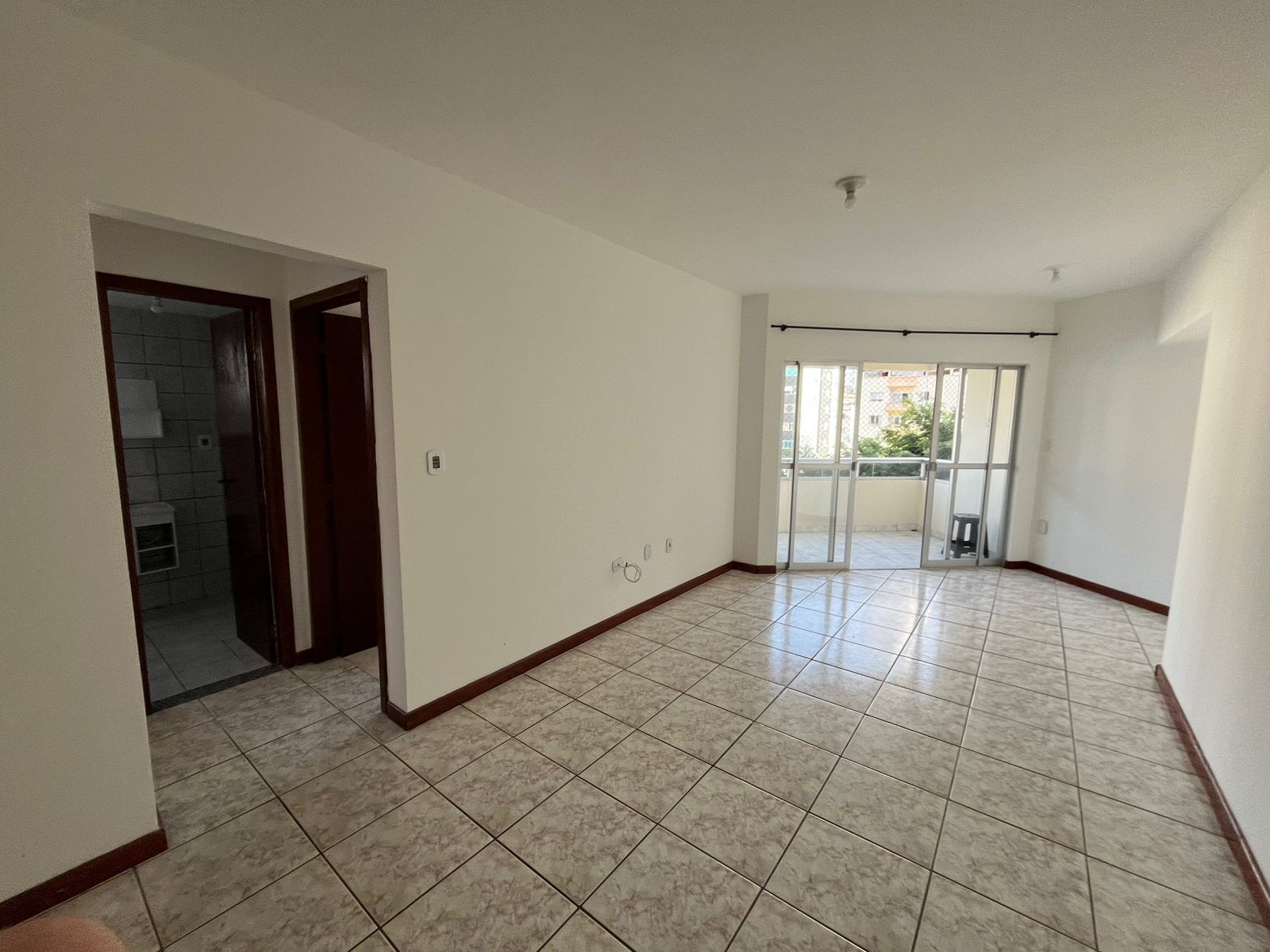 APARTAMENTO DE FRENTE PARA A AVENIDA CENTRAL A VENDA