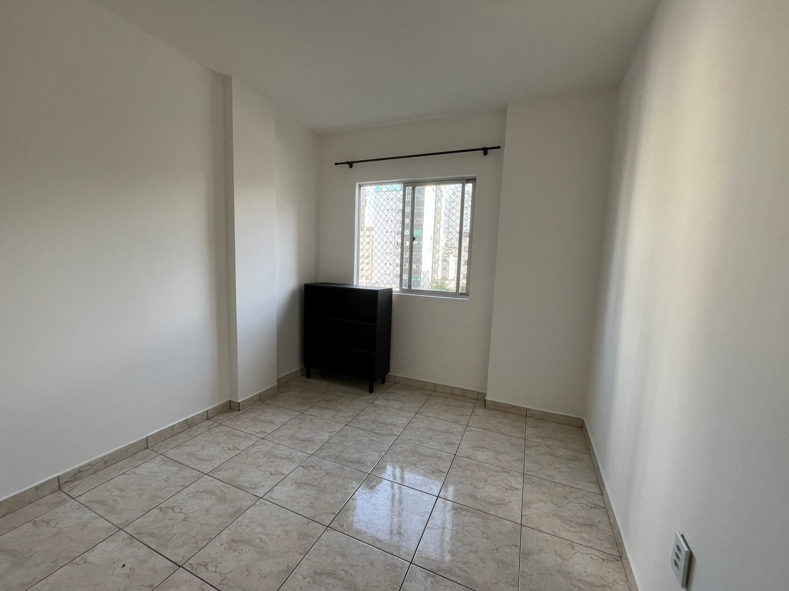 APARTAMENTO DE FRENTE PARA A AVENIDA CENTRAL A VENDA