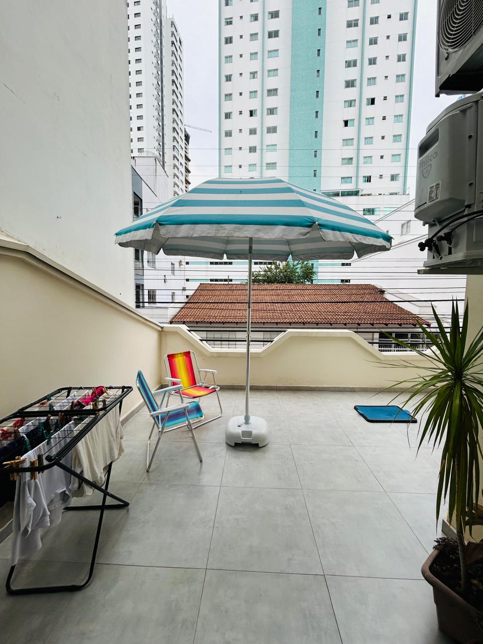 APARTAMENTO COM TERRAÇO INDIVIDUAL A VENDA NO CENTRO DE BALNEÁRIO CAMBORIÚ 