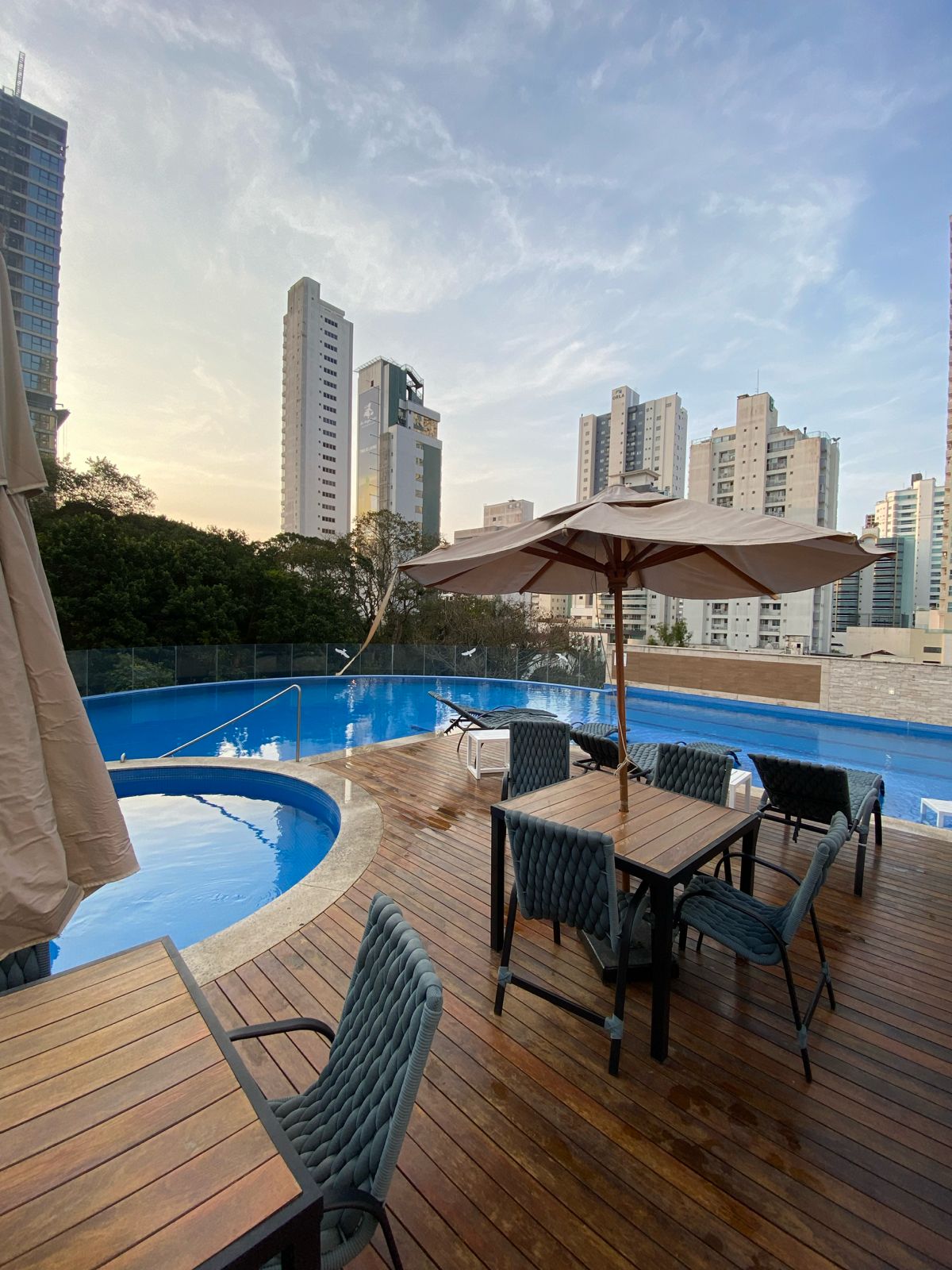 UNIDADE NO ALAMEDA JARDINS A VENDA MOBILIADO, EQUIPADO E CLIMATIZADO