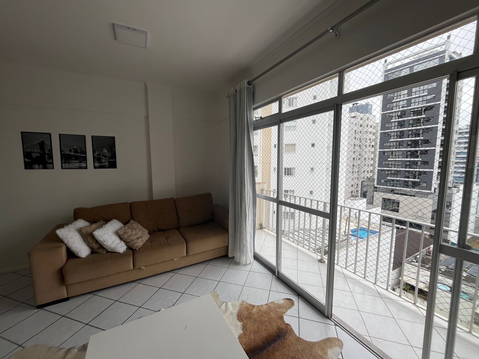 APARTAMENTO MOBILIADO PRÓXIMO A AVENIDA CENTRAL EM BALNEÁRIO CAMBORIÚ
