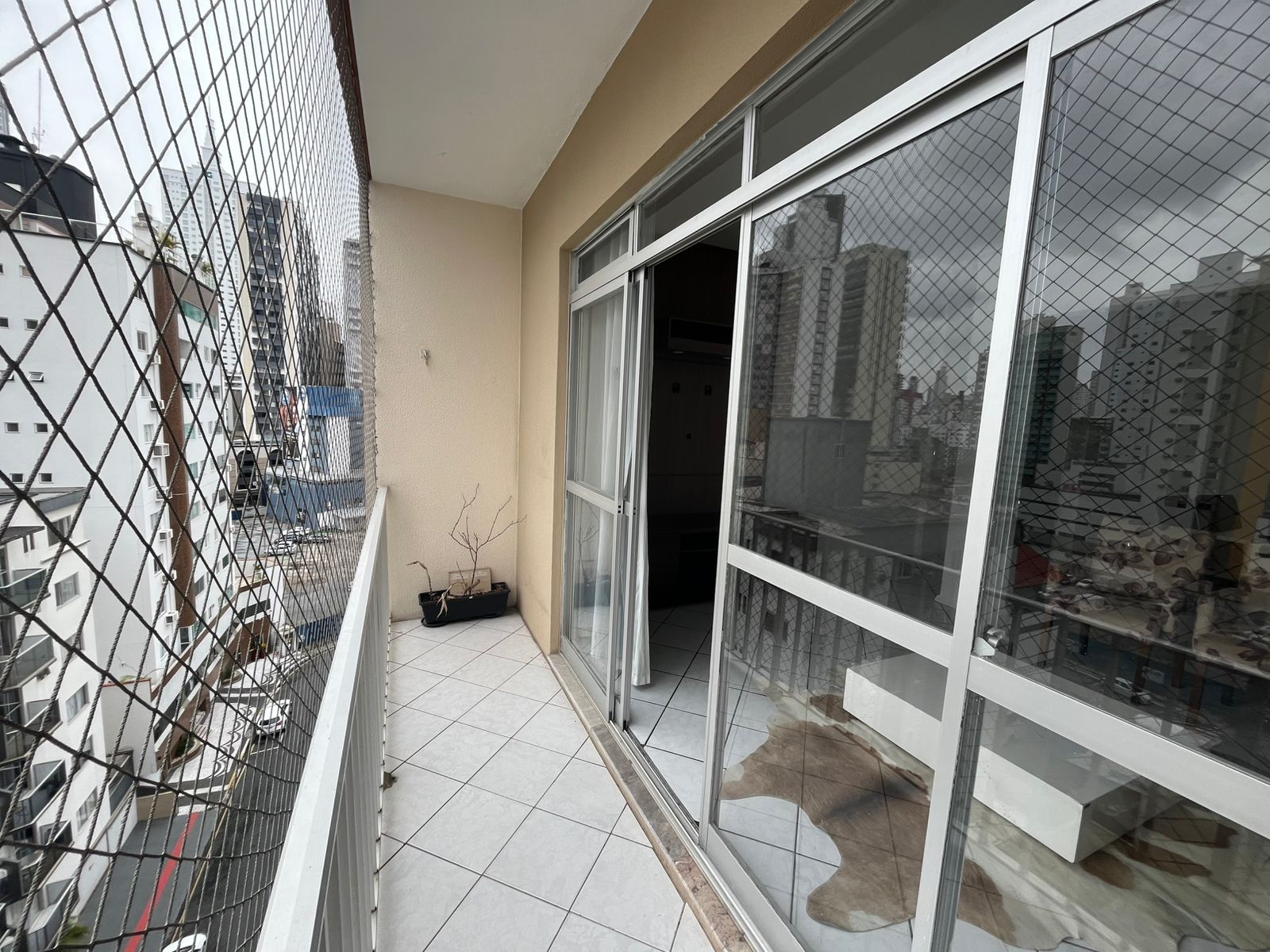 APARTAMENTO MOBILIADO PRÓXIMO A AVENIDA CENTRAL EM BALNEÁRIO CAMBORIÚ
