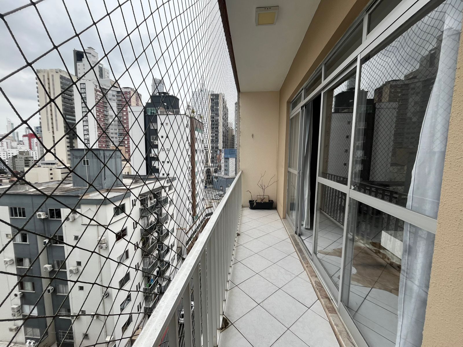 APARTAMENTO MOBILIADO PRÓXIMO A AVENIDA CENTRAL EM BALNEÁRIO CAMBORIÚ