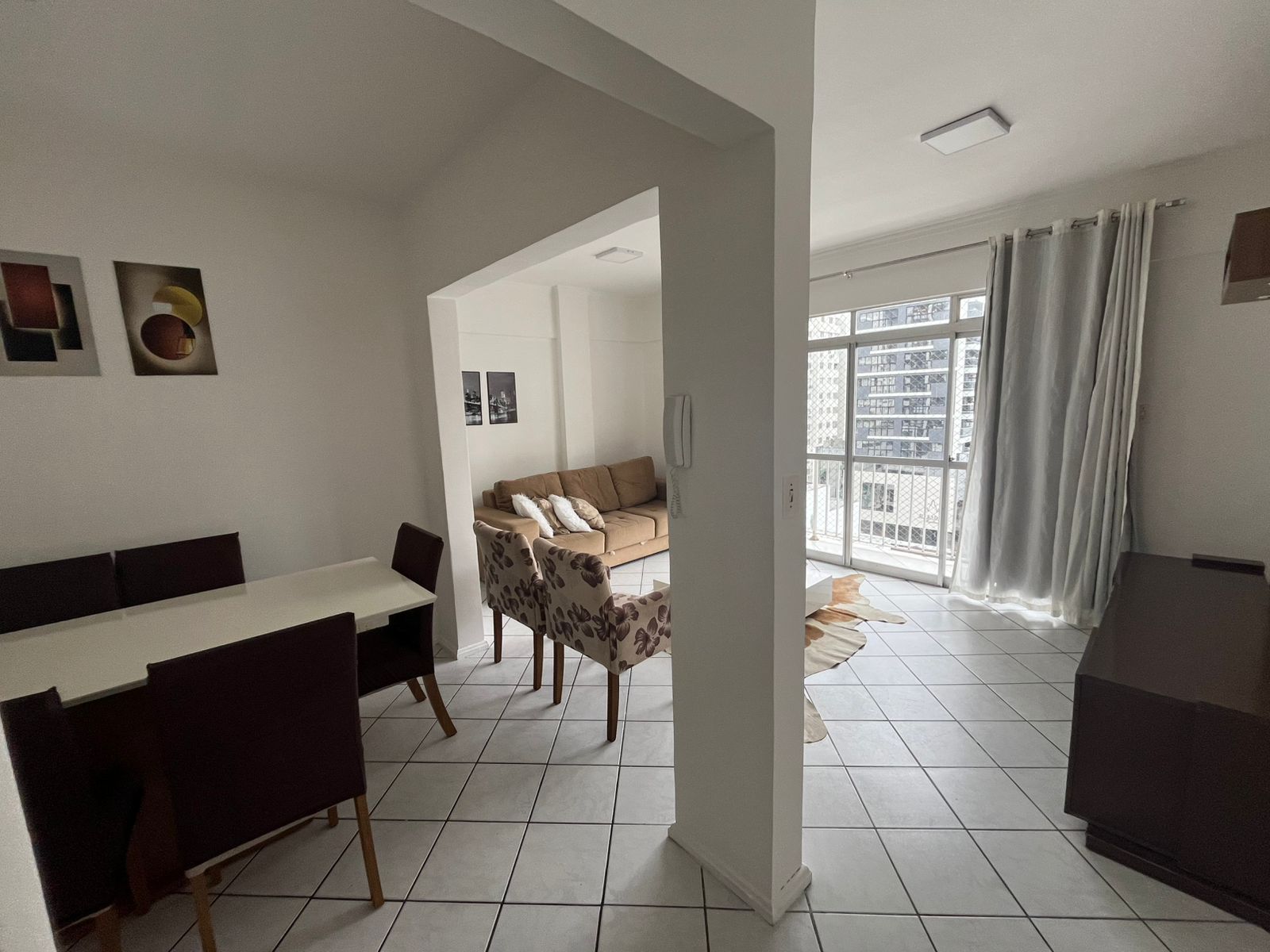 APARTAMENTO MOBILIADO PRÓXIMO A AVENIDA CENTRAL EM BALNEÁRIO CAMBORIÚ