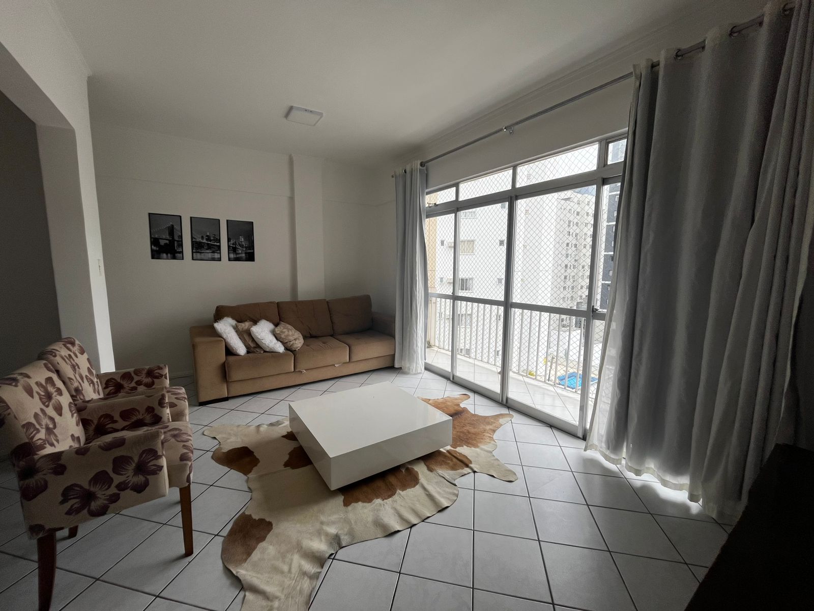 APARTAMENTO MOBILIADO PRÓXIMO A AVENIDA CENTRAL EM BALNEÁRIO CAMBORIÚ
