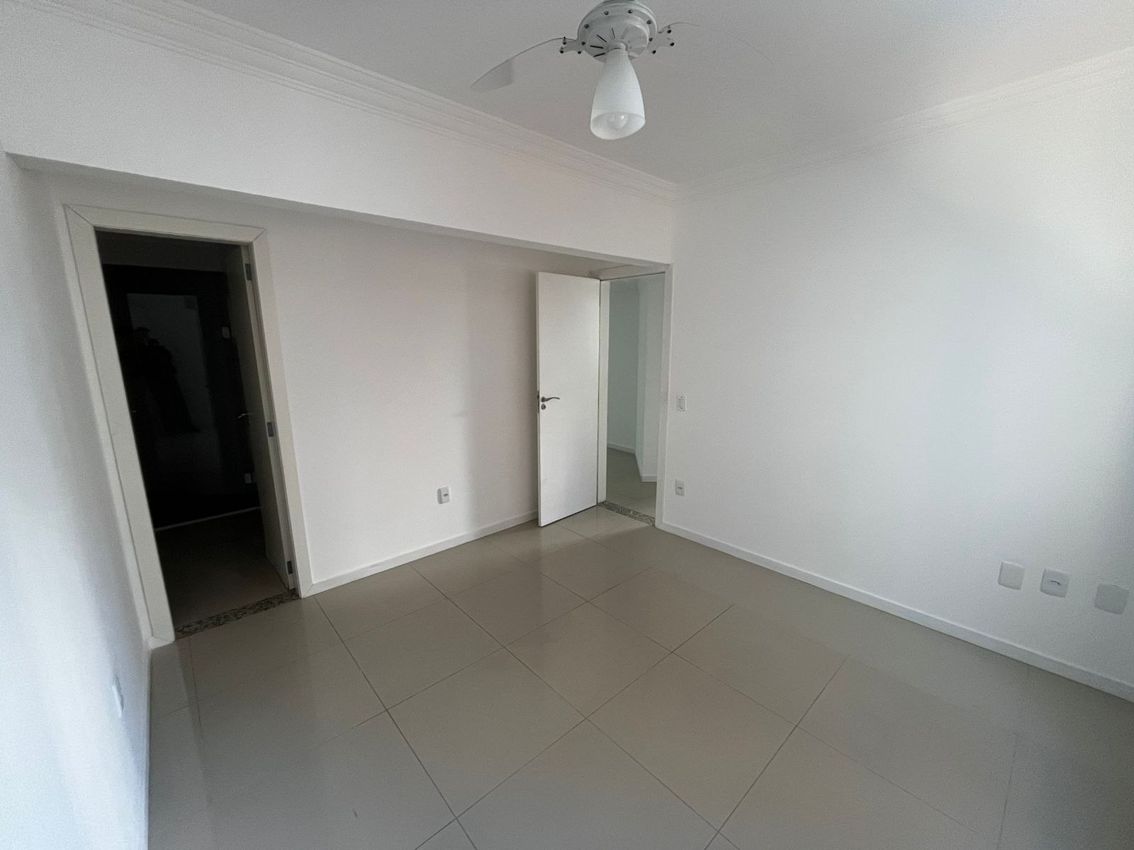 APARTAMENTO LATERAL NA QUADRA MAR A VENDA EM BALNEÁRIO CAMBORIÚ 