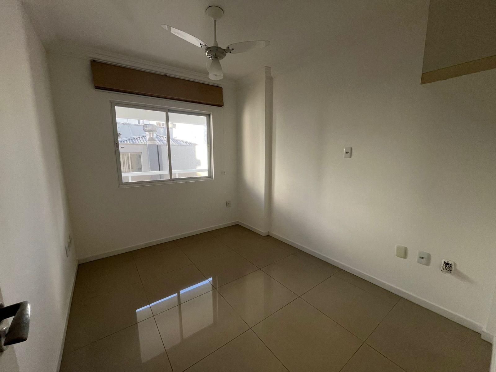 APARTAMENTO LATERAL NA QUADRA MAR A VENDA EM BALNEÁRIO CAMBORIÚ 