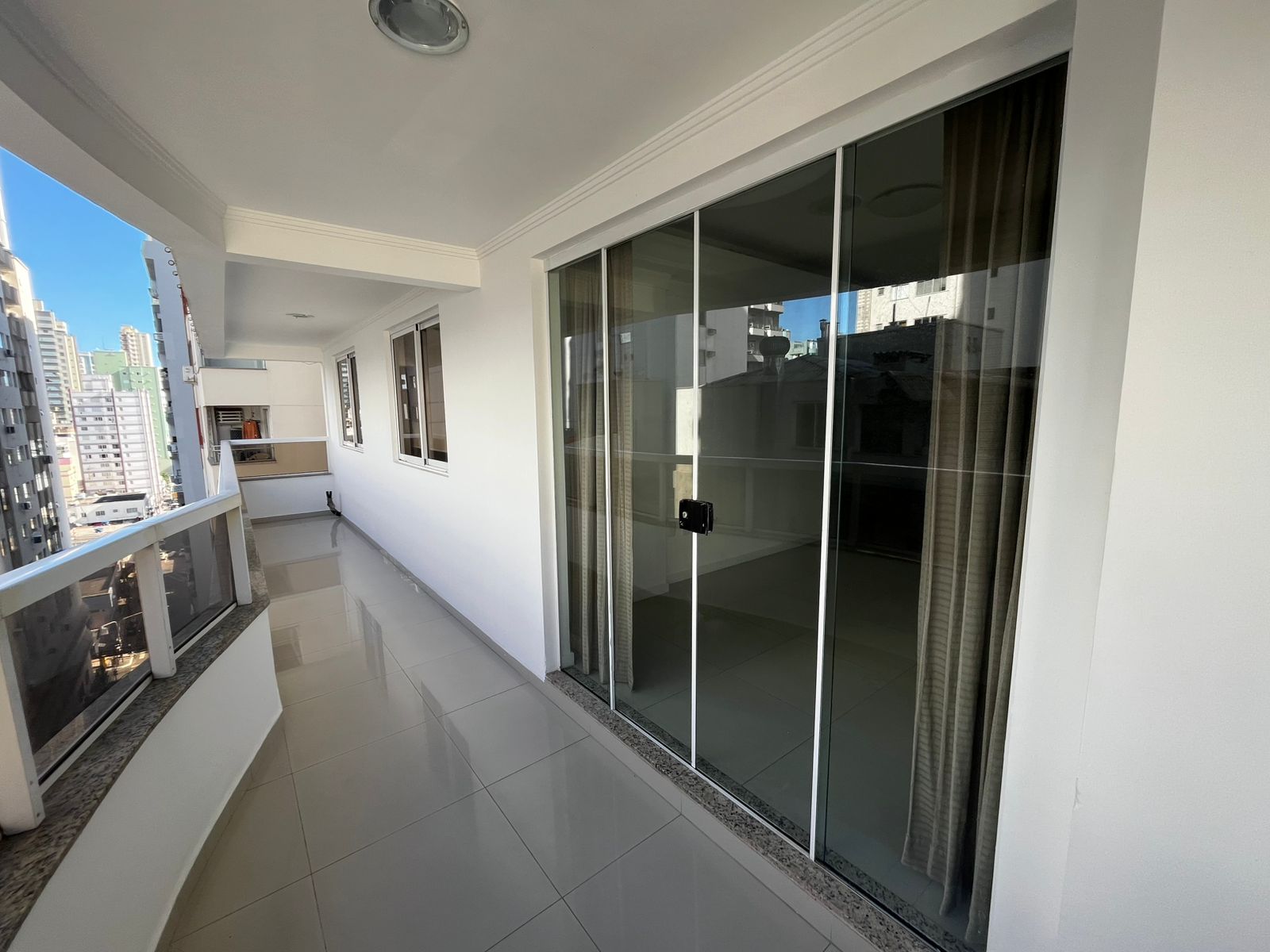 APARTAMENTO LATERAL NA QUADRA MAR A VENDA EM BALNEÁRIO CAMBORIÚ 