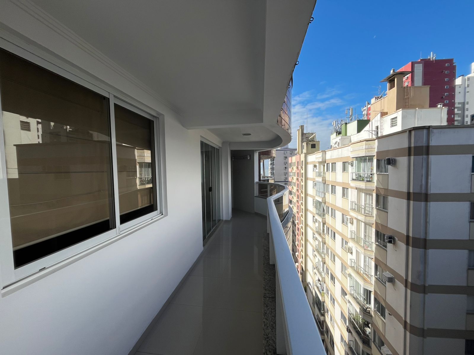 APARTAMENTO LATERAL NA QUADRA MAR A VENDA EM BALNEÁRIO CAMBORIÚ 