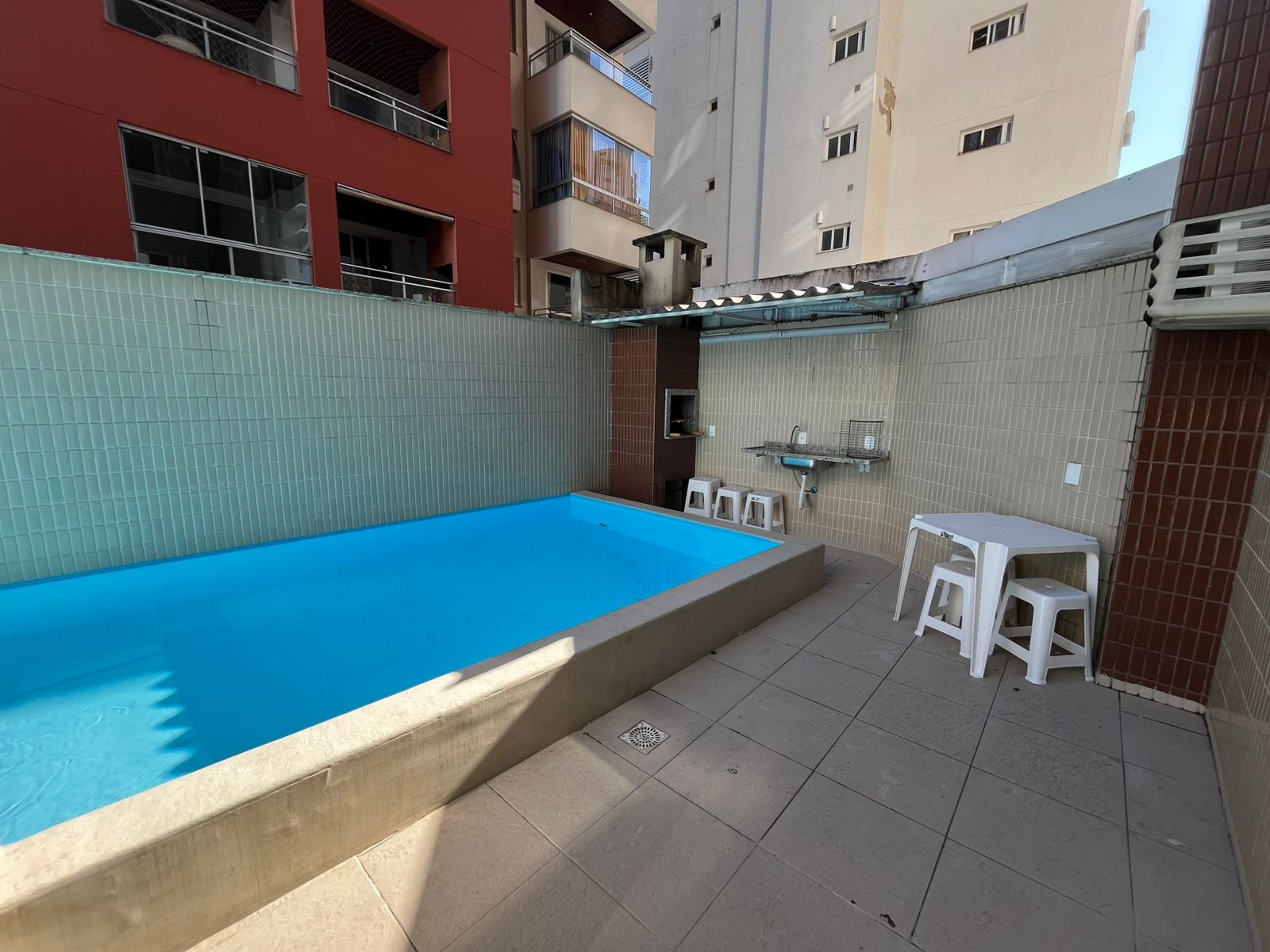 APARTAMENTO COM TERRAÇO INDIVIDUAL COM PISCINA NA QUADRA MAR EM BALNEÁRIO CAMBORIÚ 