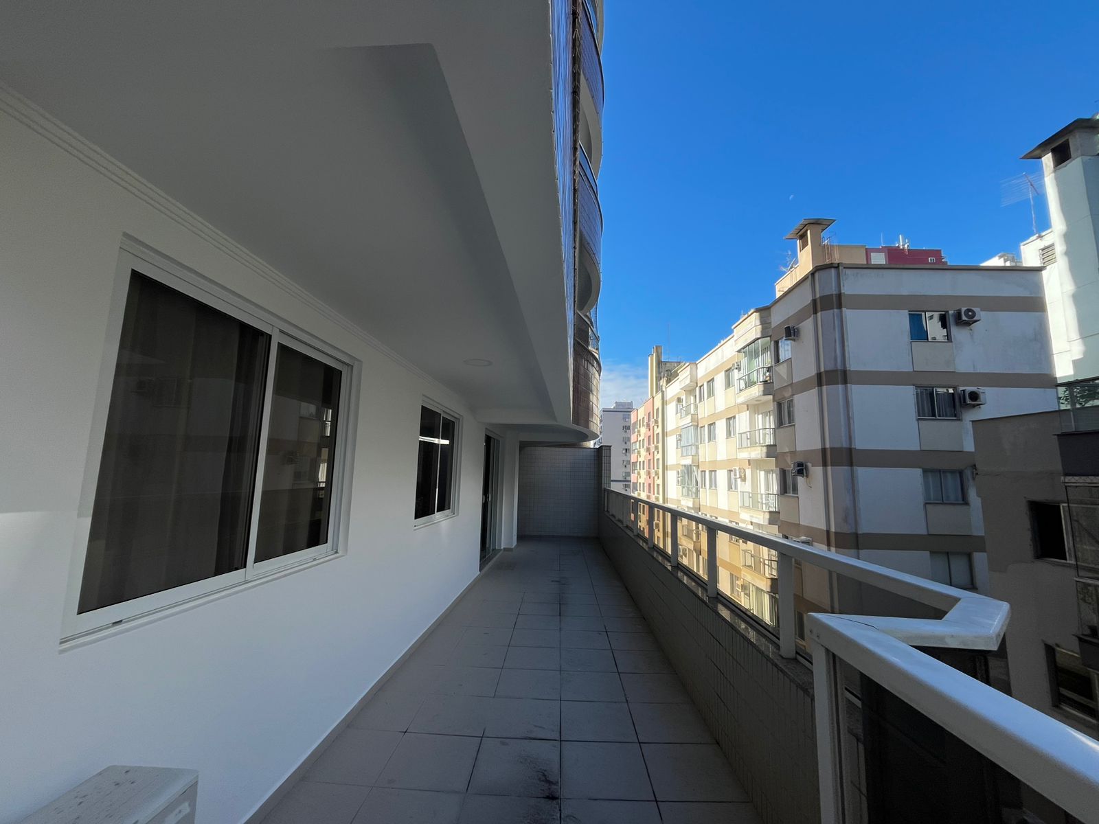 APARTAMENTO COM TERRAÇO INDIVIDUAL COM PISCINA NA QUADRA MAR EM BALNEÁRIO CAMBORIÚ 