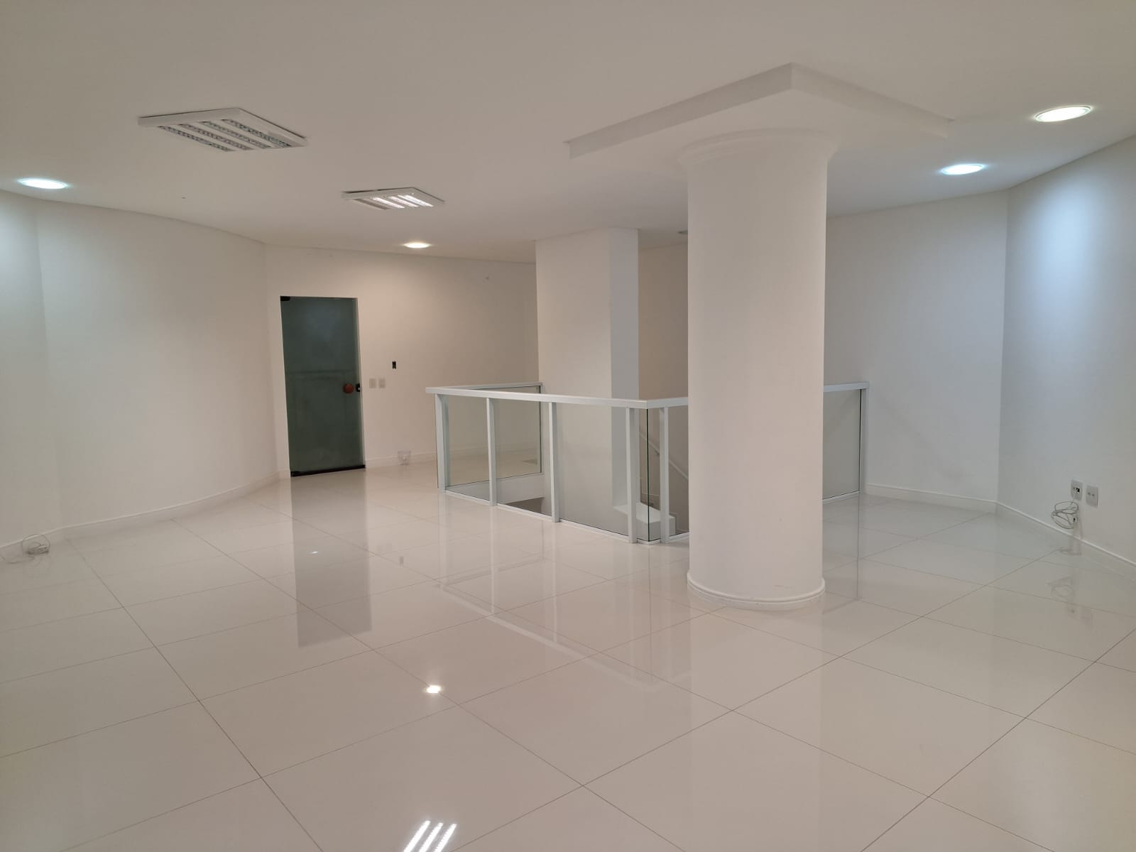 SALA COMERCIAL NA QUADRA MAR COM 220 M2 PRIVATIVOS A VENDA OU PARA LOCAÇÃO ANUAL