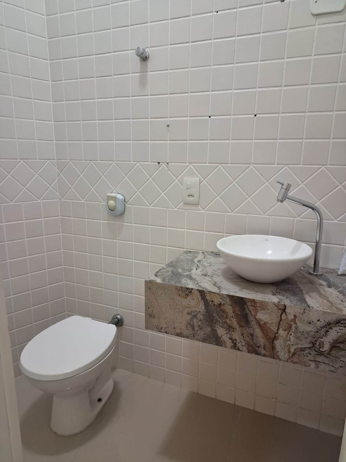SALA COMERCIAL NA QUADRA MAR COM 220 M2 PRIVATIVOS A VENDA OU PARA LOCAÇÃO ANUAL
