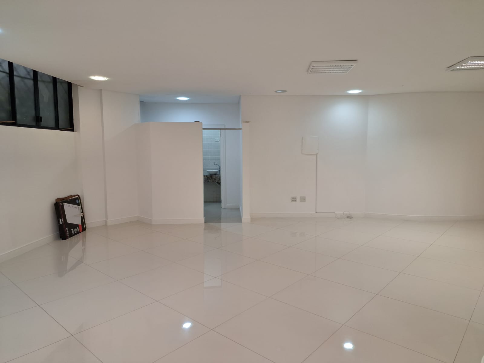 SALA COMERCIAL NA QUADRA MAR COM 220 M2 PRIVATIVOS A VENDA OU PARA LOCAÇÃO ANUAL