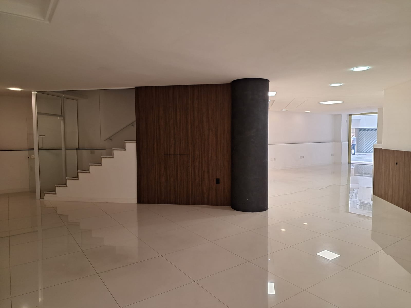 SALA COMERCIAL NA QUADRA MAR COM 220 M2 PRIVATIVOS A VENDA OU PARA LOCAÇÃO ANUAL