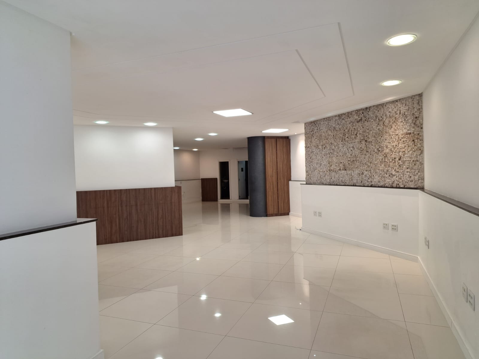SALA COMERCIAL NA QUADRA MAR COM 220 M2 PRIVATIVOS A VENDA OU PARA LOCAÇÃO ANUAL