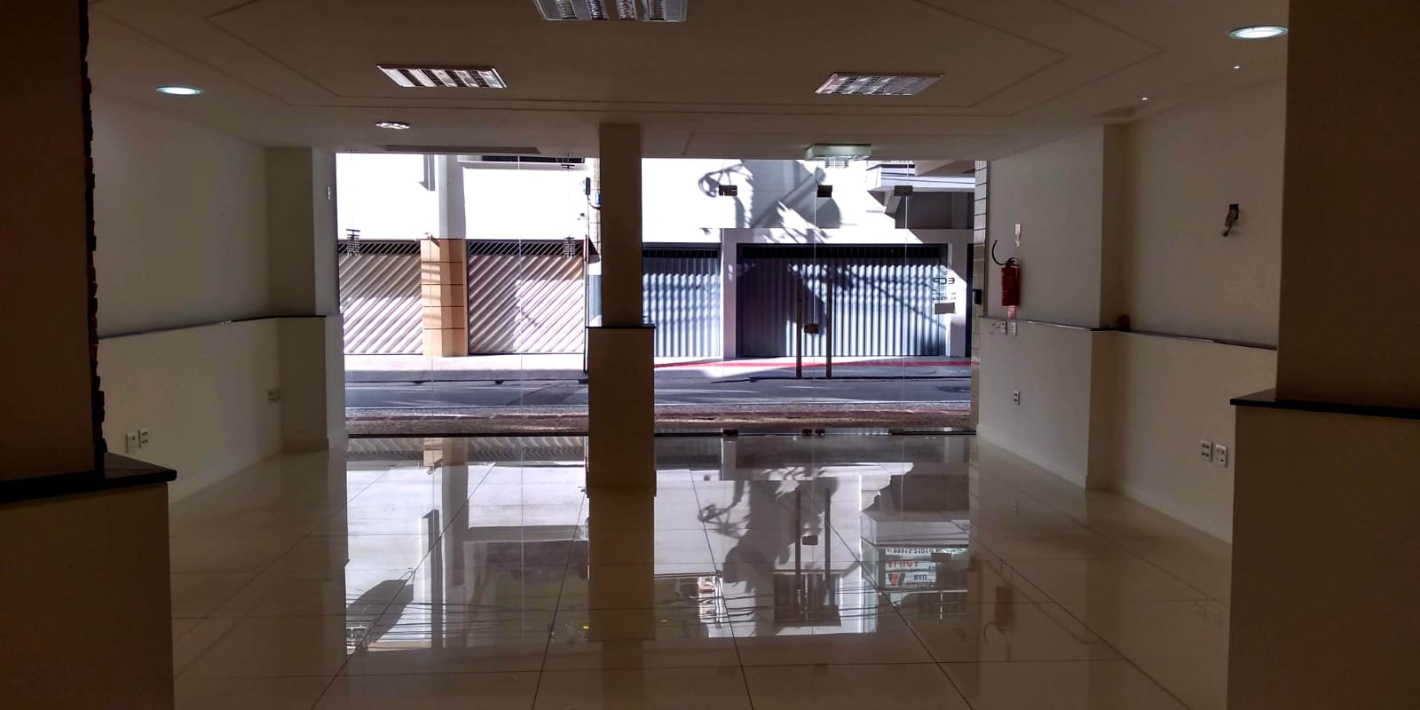 SALA COMERCIAL NA QUADRA MAR COM 220 M2 PRIVATIVOS A VENDA OU PARA LOCAÇÃO ANUAL