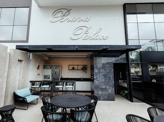 OPORTUNIDADE - 72 MESES CORREÇÃO CUB - Cobertura triplex mobiliada e decorada com 430 metros privativos e 4 vagas de garagem no Residencial Brava Palace.