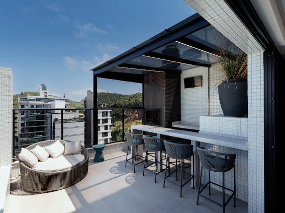 OPORTUNIDADE - 72 MESES CORREÇÃO CUB - Cobertura triplex mobiliada e decorada com 430 metros privativos e 4 vagas de garagem no Residencial Brava Palace.