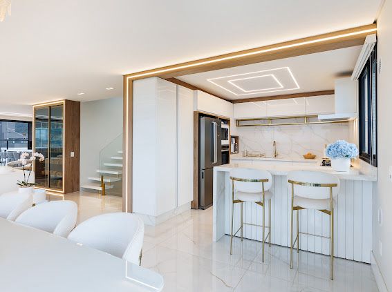 OPORTUNIDADE - 72 MESES CORREÇÃO CUB - Cobertura triplex mobiliada e decorada com 430 metros privativos e 4 vagas de garagem no Residencial Brava Palace.