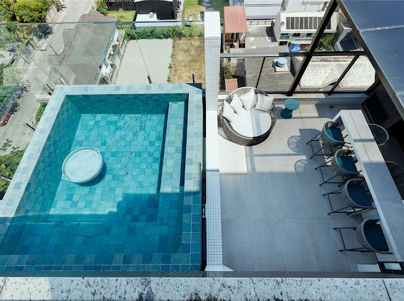 OPORTUNIDADE - 72 MESES CORREÇÃO CUB - Cobertura triplex mobiliada e decorada com 430 metros privativos e 4 vagas de garagem no Residencial Brava Palace.