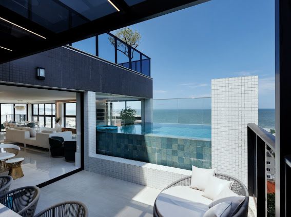 OPORTUNIDADE - 72 MESES CORREÇÃO CUB - Cobertura triplex mobiliada e decorada com 430 metros privativos e 4 vagas de garagem no Residencial Brava Palace.