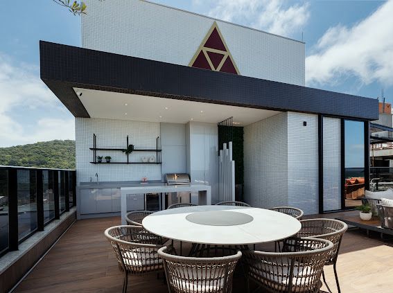 OPORTUNIDADE - 72 MESES CORREÇÃO CUB - Cobertura triplex mobiliada e decorada com 430 metros privativos e 4 vagas de garagem no Residencial Brava Palace.