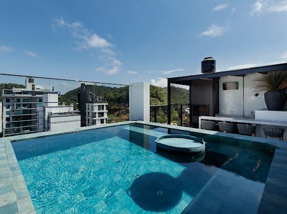 OPORTUNIDADE - 72 MESES CORREÇÃO CUB - Cobertura triplex mobiliada e decorada com 430 metros privativos e 4 vagas de garagem no Residencial Brava Palace.