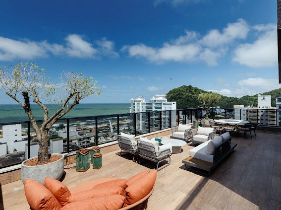 OPORTUNIDADE - 72 MESES CORREÇÃO CUB - Cobertura triplex mobiliada e decorada com 430 metros privativos e 4 vagas de garagem no Residencial Brava Palace.