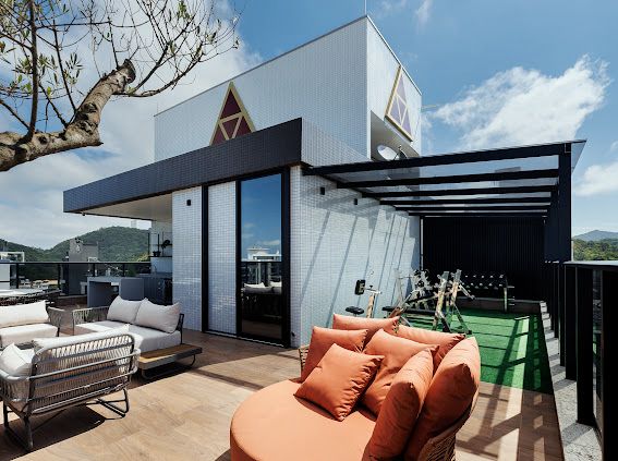 OPORTUNIDADE - 72 MESES CORREÇÃO CUB - Cobertura triplex mobiliada e decorada com 430 metros privativos e 4 vagas de garagem no Residencial Brava Palace.