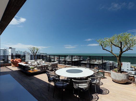 OPORTUNIDADE - 72 MESES CORREÇÃO CUB - Cobertura triplex mobiliada e decorada com 430 metros privativos e 4 vagas de garagem no Residencial Brava Palace.