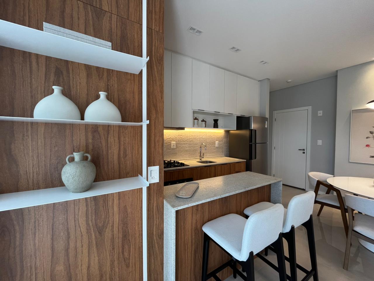 UNIDADE REFORMADA E MOBILIADA EM ANDAR ALTO NO BAIRRO FAZENDA EM ITAJAI 