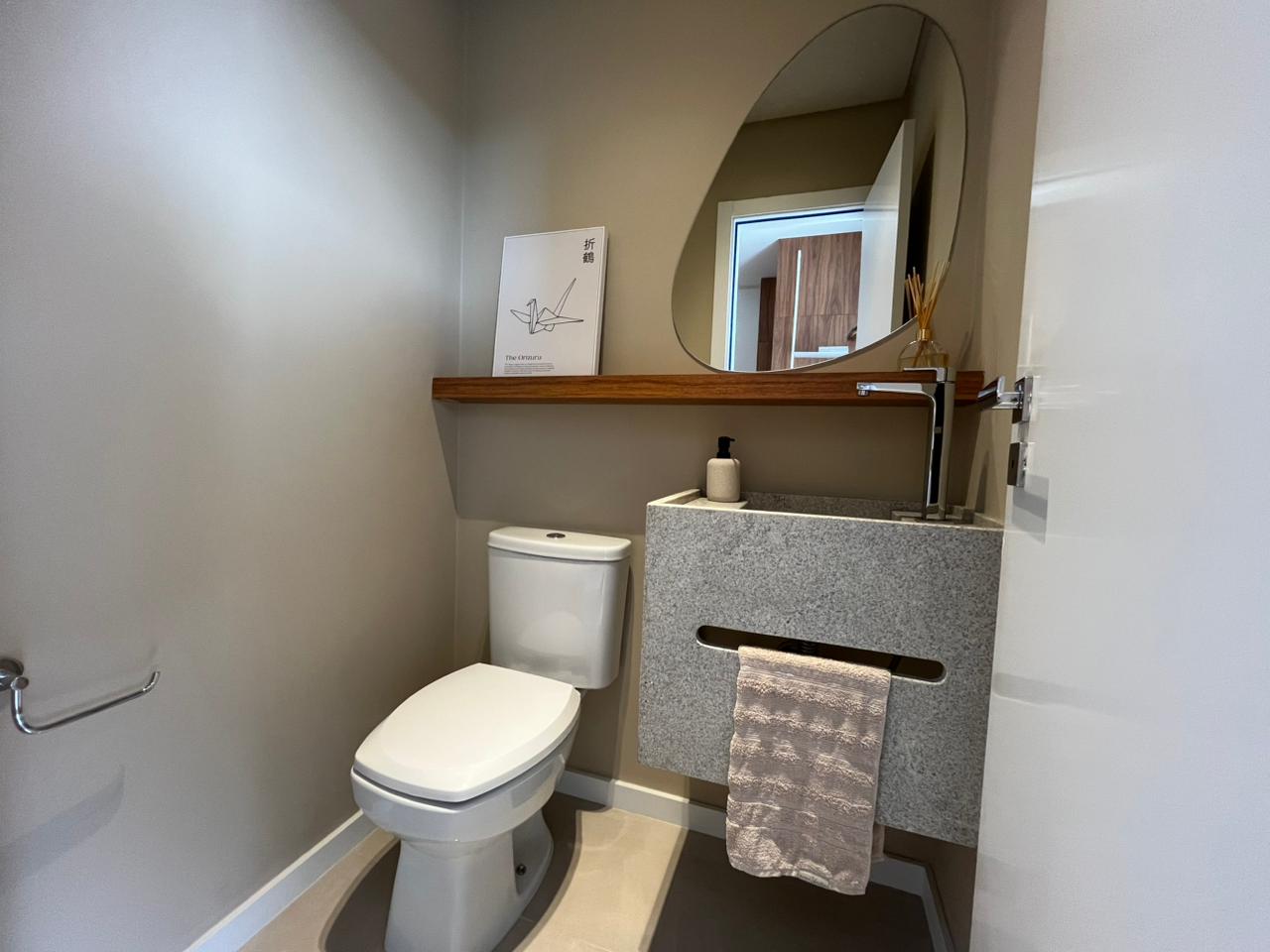 UNIDADE REFORMADA E MOBILIADA EM ANDAR ALTO NO BAIRRO FAZENDA EM ITAJAI 