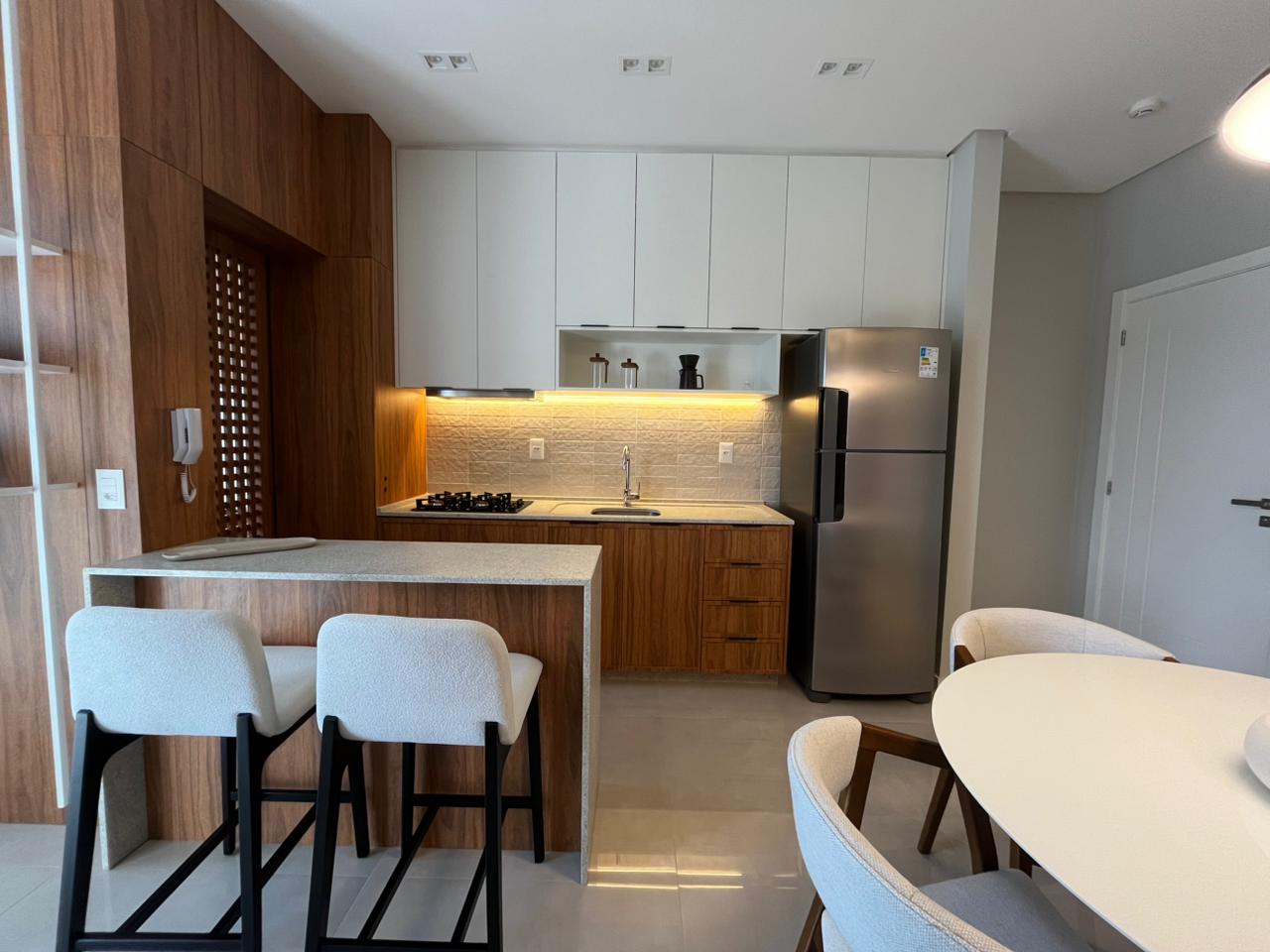 UNIDADE REFORMADA E MOBILIADA EM ANDAR ALTO NO BAIRRO FAZENDA EM ITAJAI 