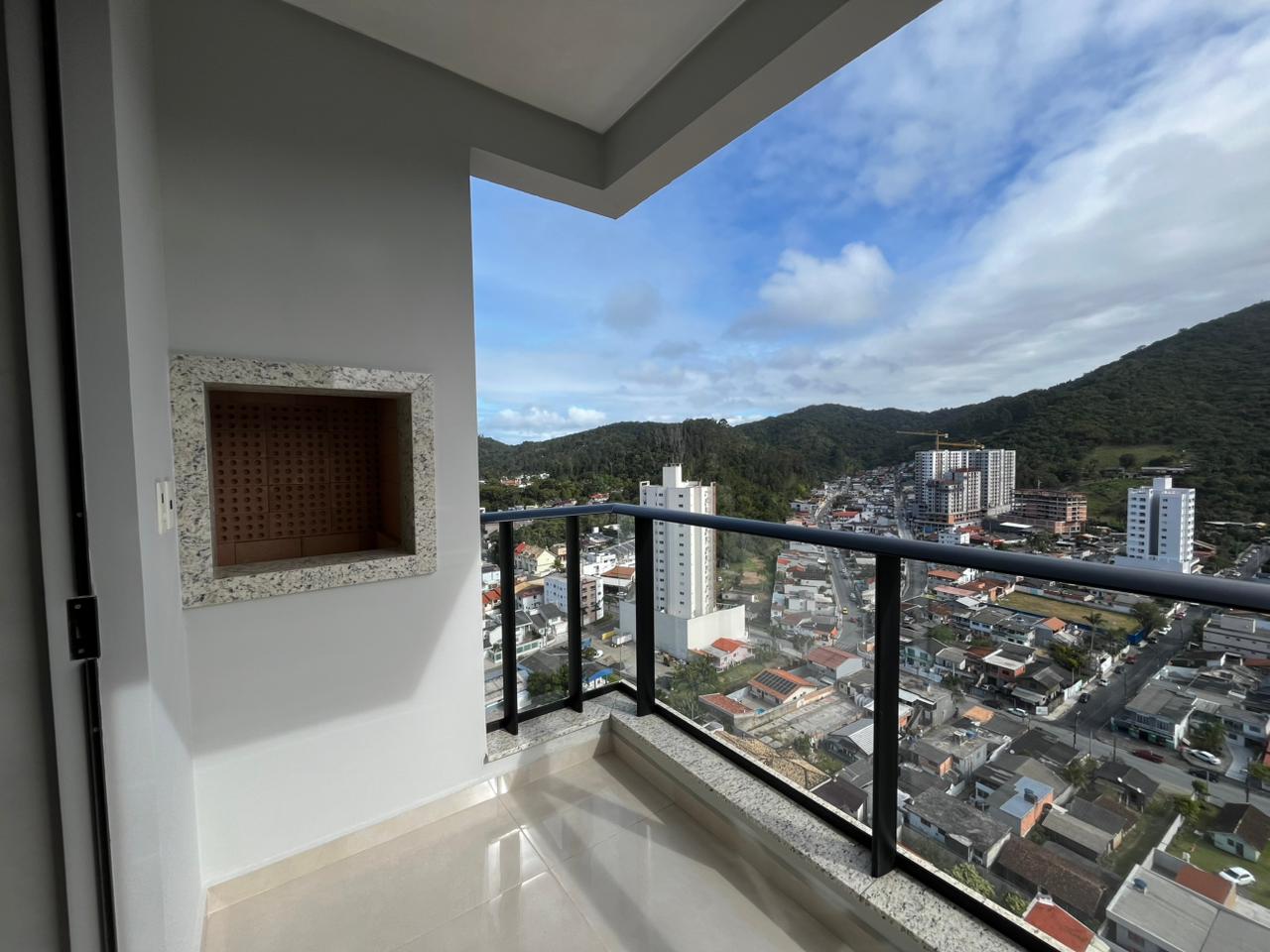 UNIDADE REFORMADA E MOBILIADA EM ANDAR ALTO NO BAIRRO FAZENDA EM ITAJAI 