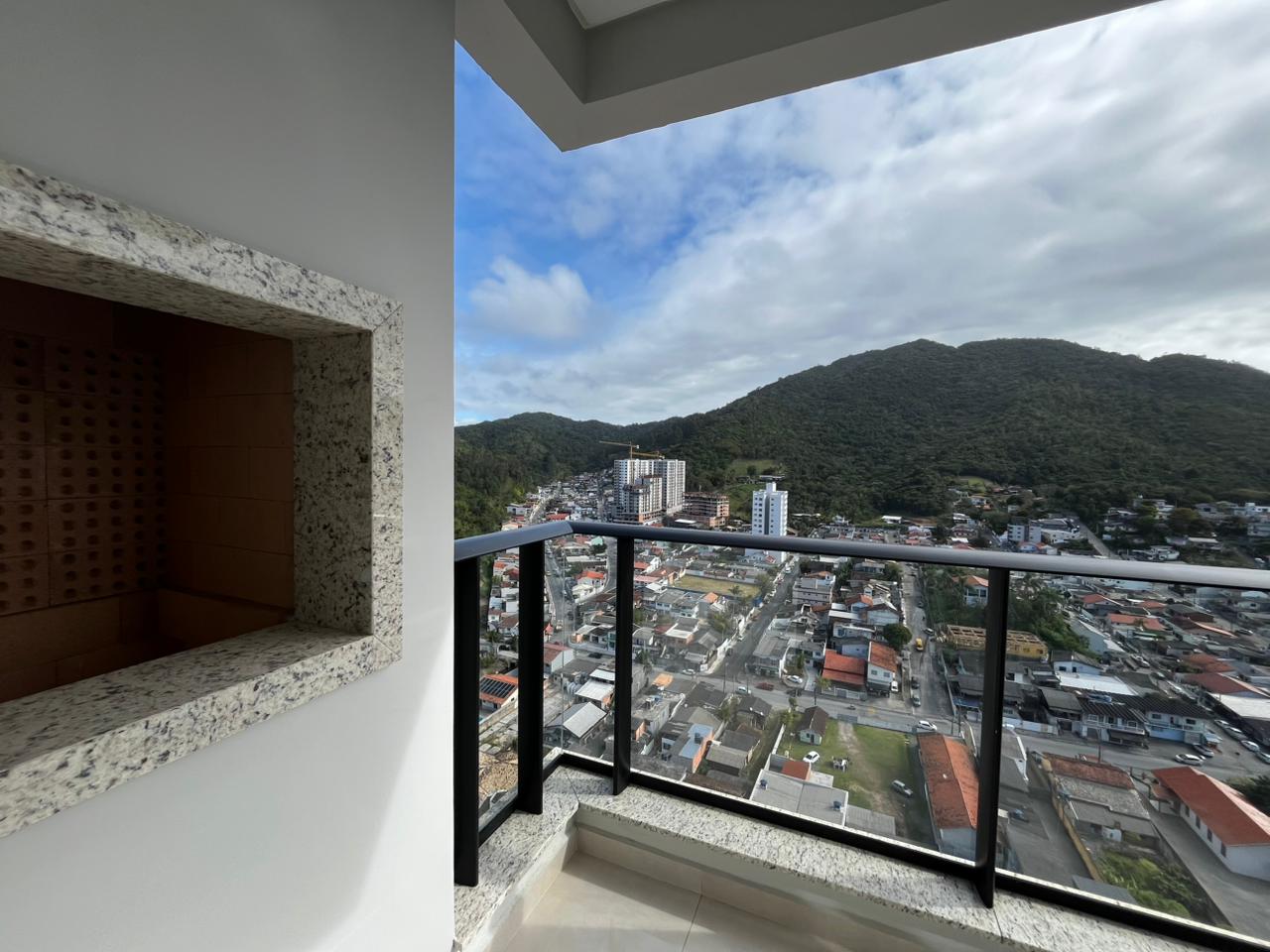 UNIDADE REFORMADA E MOBILIADA EM ANDAR ALTO NO BAIRRO FAZENDA EM ITAJAI 