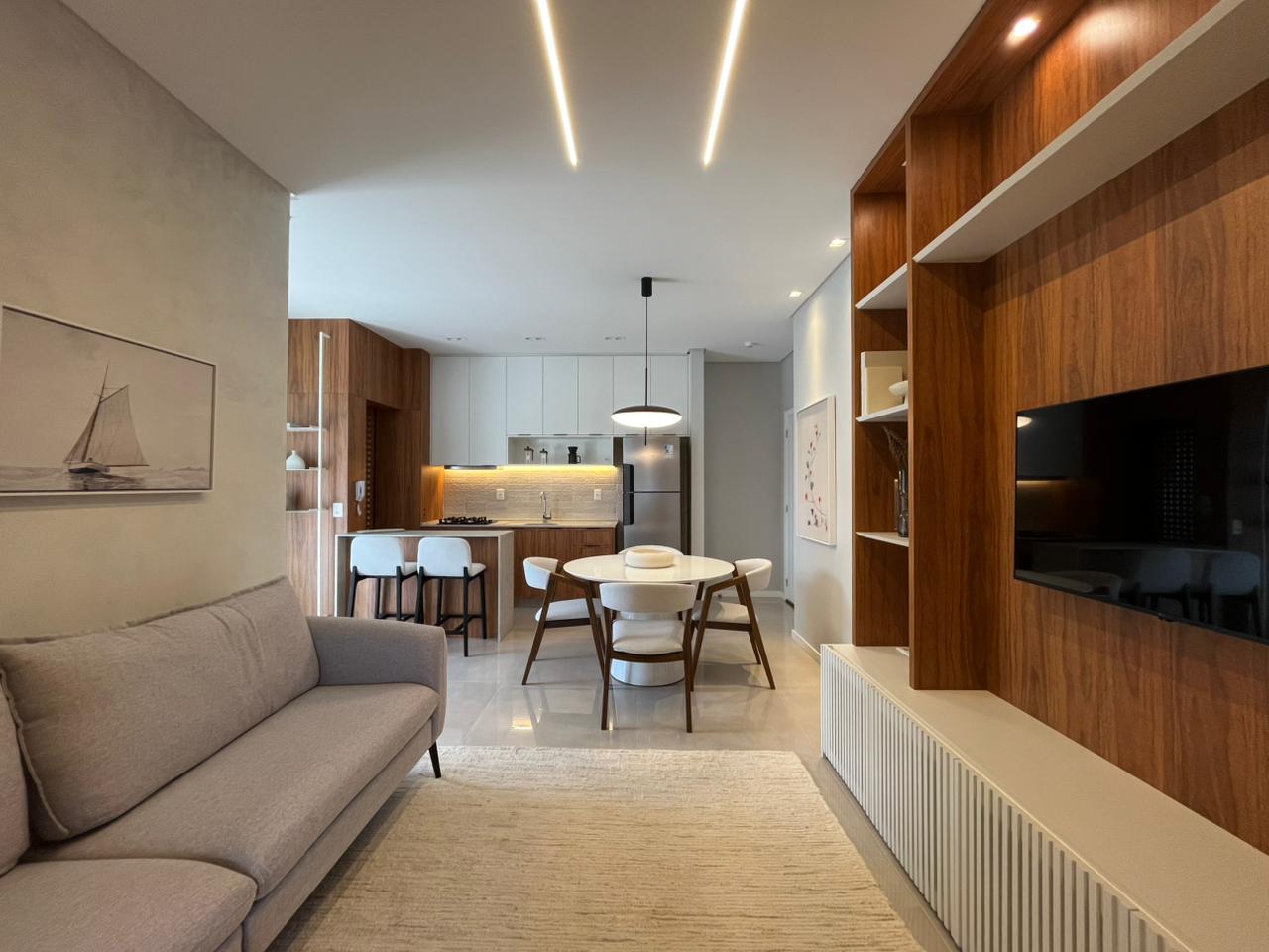 UNIDADE REFORMADA E MOBILIADA EM ANDAR ALTO NO BAIRRO FAZENDA EM ITAJAI 