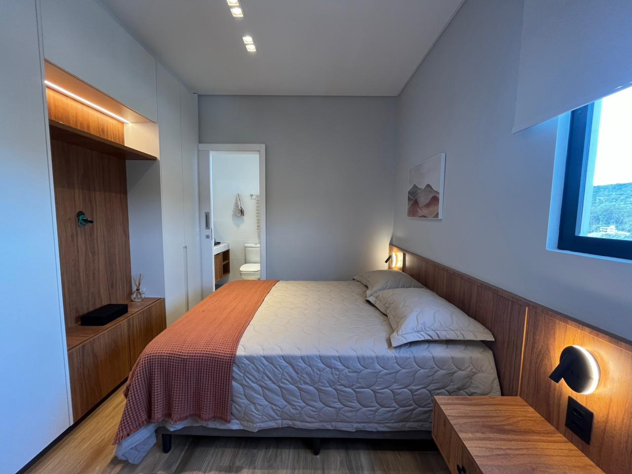 UNIDADE REFORMADA E MOBILIADA EM ANDAR ALTO NO BAIRRO FAZENDA EM ITAJAI 