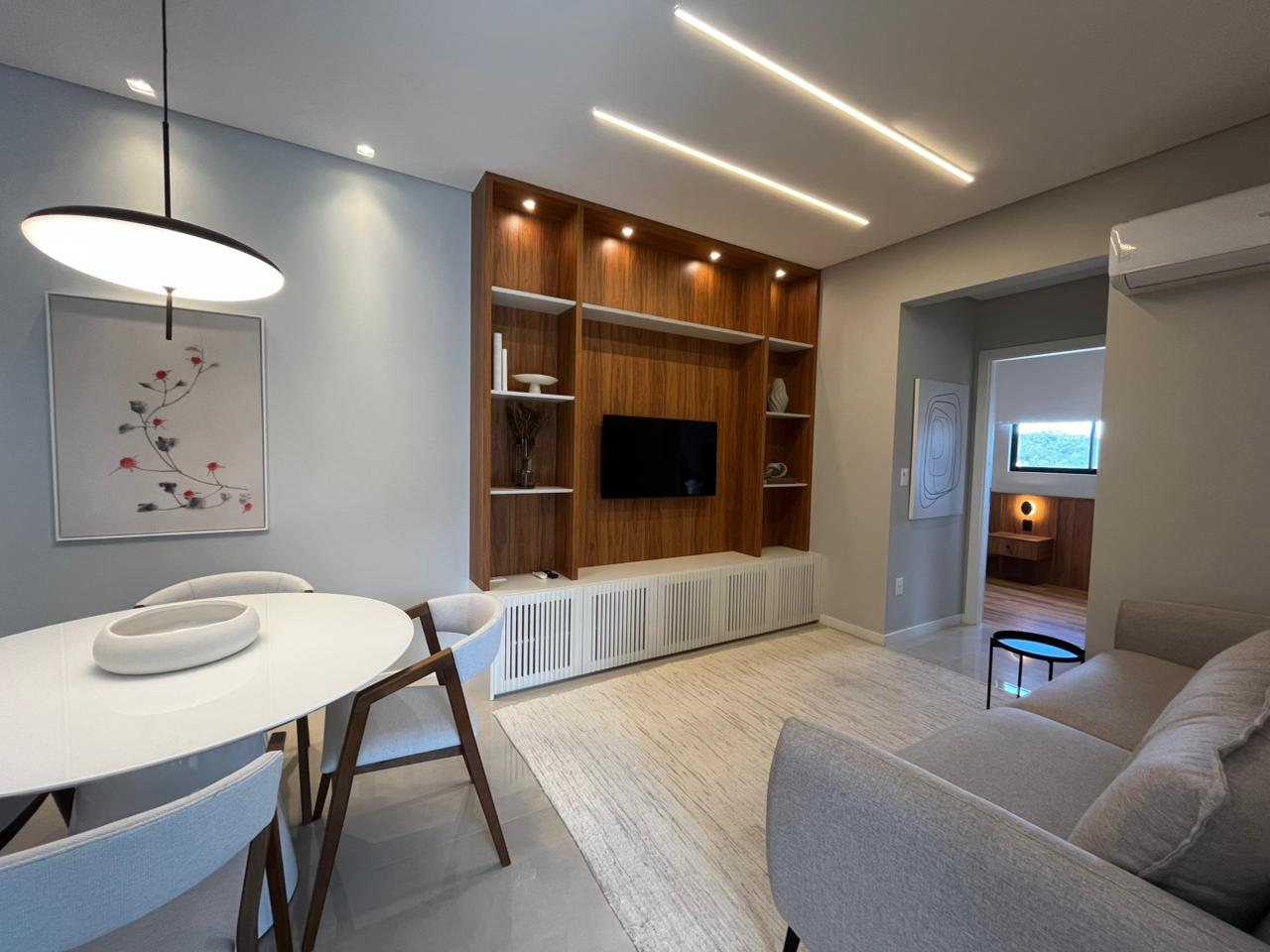 UNIDADE REFORMADA E MOBILIADA EM ANDAR ALTO NO BAIRRO FAZENDA EM ITAJAI 